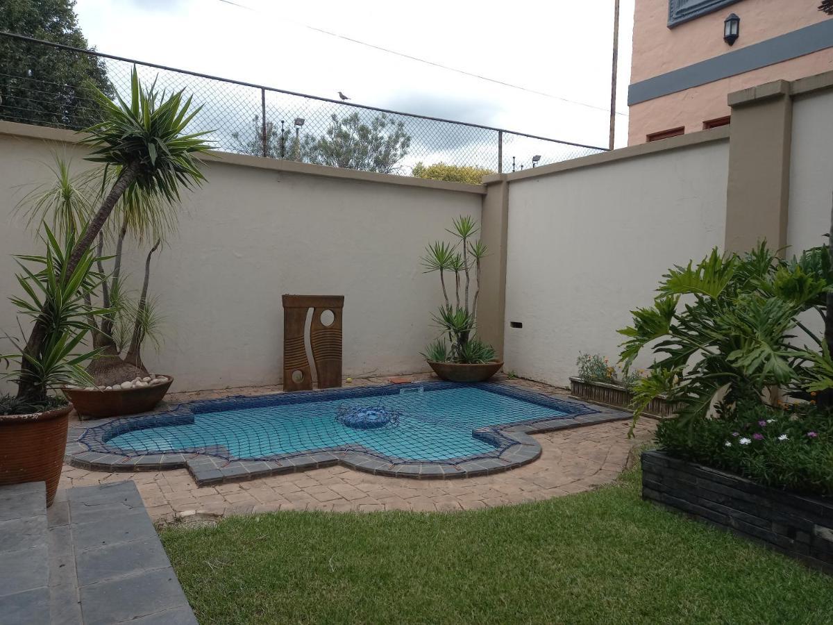 Troas Boutique Hotel Vanderbijlpark Buitenkant foto